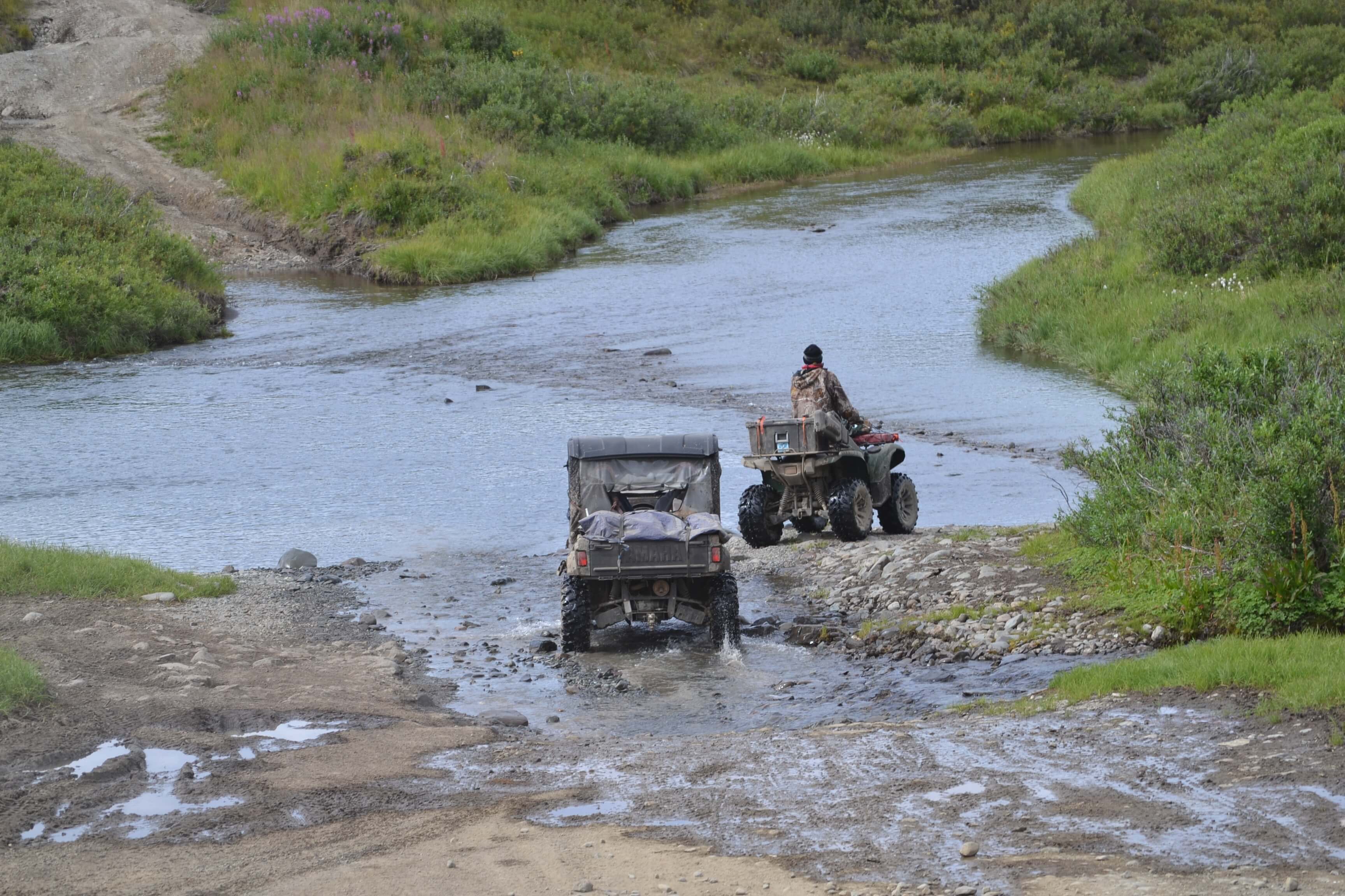 ATV cruzando río en trail off-road