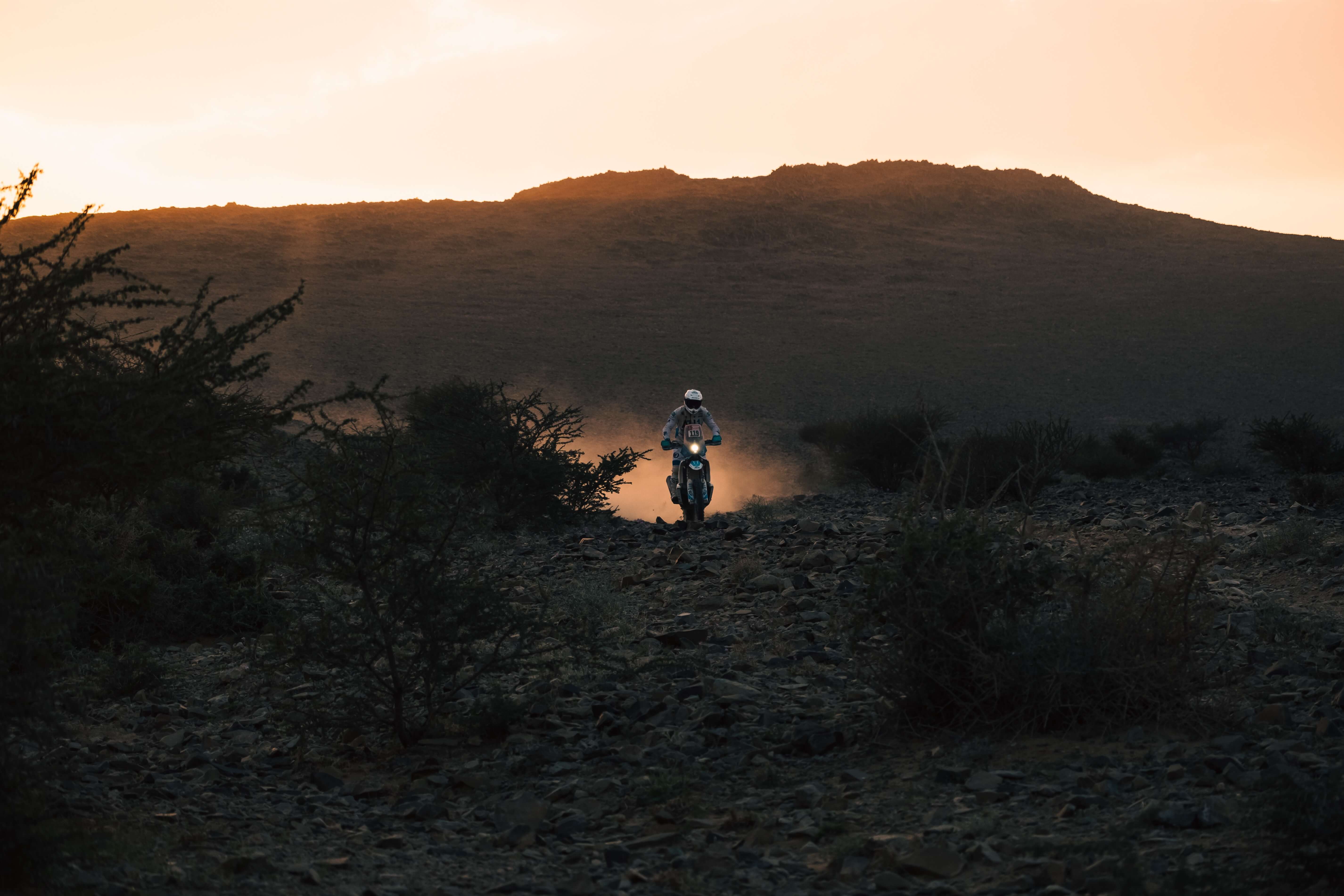 Moto off-road en sunset de montaña