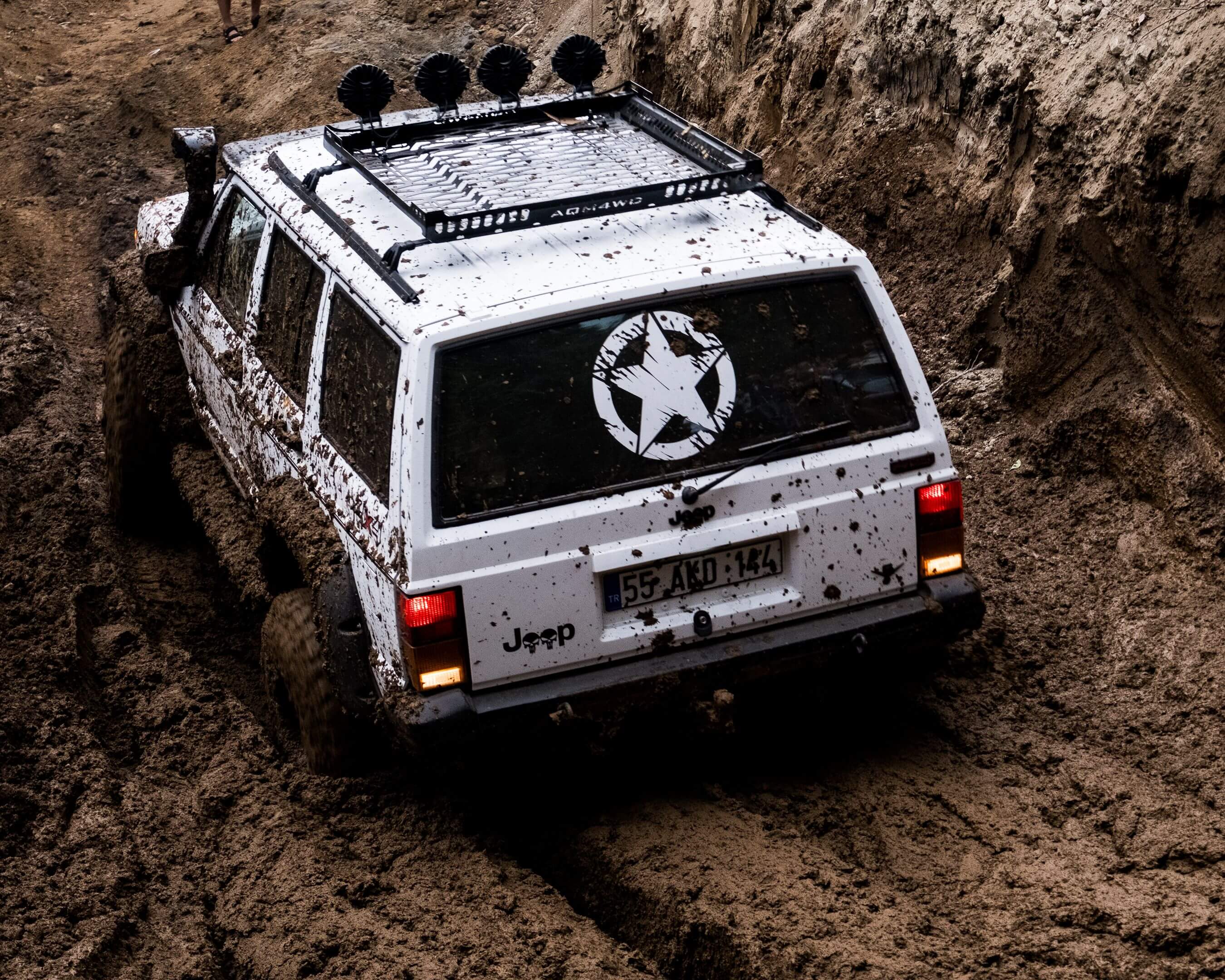 Jeep 4x4 atravesando pit de barro