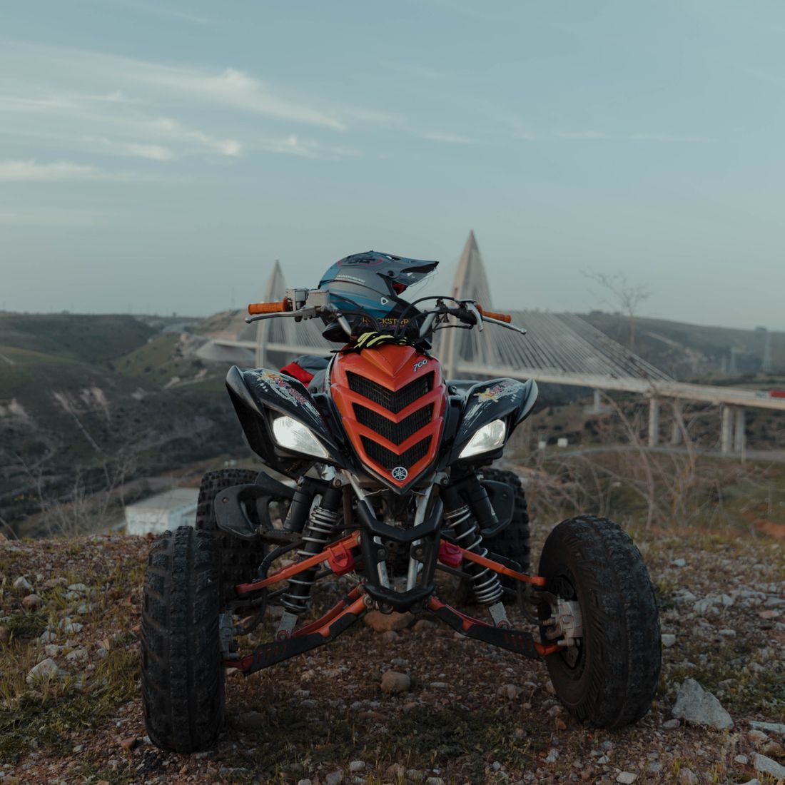 Cuatriciclo ATV de frente, listo para el trail