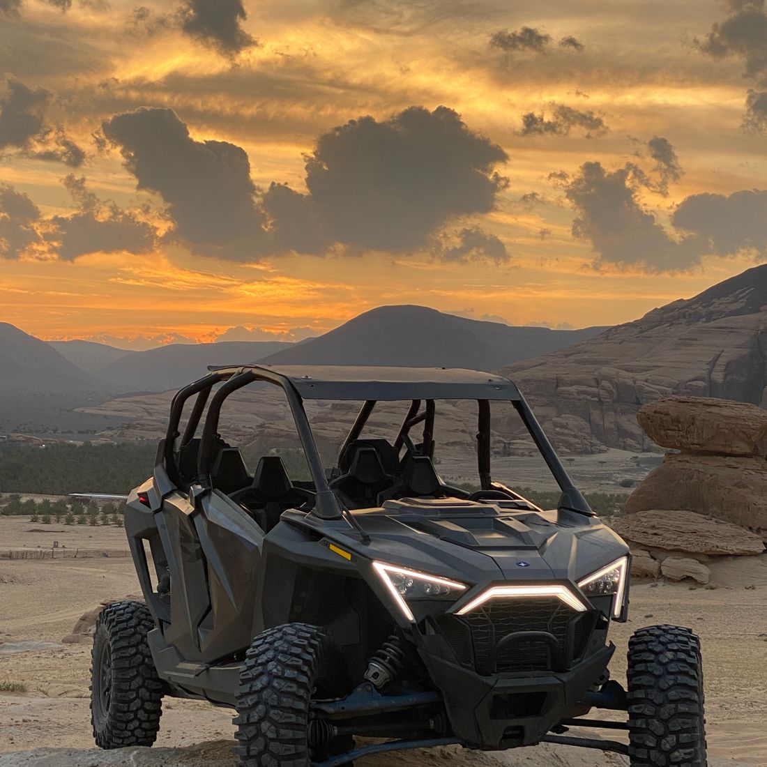 UTV side-by-side off-road al atardecer